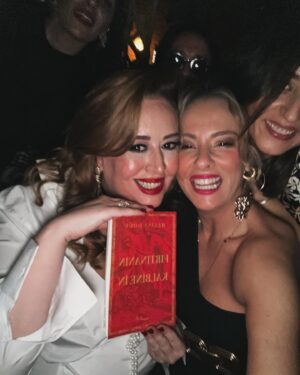 Melisa Doğu Instagram - Canım Melisa’m hem yeni kitabını hem de doğum gününü kutladı dün akşam♥️
Ve ne mutlu ki tüm eski dostlarımı bir çırpıda görüverdim☺️
Uzun zamandır çok özlediğim çok mutlu olduğumuz ihtiyaç duyduğumuz bir akşamdı.
Sanırım yeni yaşın yeni kitabınla hepimize neşe saçtın!
Parlamaya devam et tatlı kızım🌟
Dostlarımı sizi çok seviyorum🫶🏻🧿🙏🏼
#fırtınanınkalbinei̇n