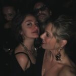 Melisa Doğu Instagram - Canım Melisa’m hem yeni kitabını hem de doğum gününü kutladı dün akşam♥️ Ve ne mutlu ki tüm eski dostlarımı bir çırpıda görüverdim☺️ Uzun zamandır çok özlediğim çok mutlu olduğumuz ihtiyaç duyduğumuz bir akşamdı. Sanırım yeni yaşın yeni kitabınla hepimize neşe saçtın! Parlamaya devam et tatlı kızım🌟 Dostlarımı sizi çok seviyorum🫶🏻🧿🙏🏼 #fırtınanınkalbinei̇n