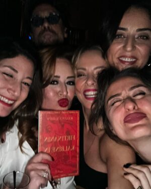 Melisa Doğu Instagram - Canım Melisa’m hem yeni kitabını hem de doğum gününü kutladı dün akşam♥️
Ve ne mutlu ki tüm eski dostlarımı bir çırpıda görüverdim☺️
Uzun zamandır çok özlediğim çok mutlu olduğumuz ihtiyaç duyduğumuz bir akşamdı.
Sanırım yeni yaşın yeni kitabınla hepimize neşe saçtın!
Parlamaya devam et tatlı kızım🌟
Dostlarımı sizi çok seviyorum🫶🏻🧿🙏🏼
#fırtınanınkalbinei̇n