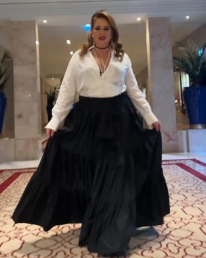Melisa Doğu Instagram - Canım geceme beni hazırlayan canım @cihan.nacar nasıl mutluyum, uçuş uçuş eteğim, prensesler gibi hissediyorum 🙏🏻🍀♥️ @sabitakkaya ekibi bir dönem kadını olma isteğimi hemencicik hayata geçirdiniz🥰 make up adaşım sevgili @melisacankeles ♥️😘
