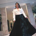 Melisa Doğu Instagram – Canım geceme beni hazırlayan canım @cihan.nacar nasıl mutluyum, uçuş uçuş eteğim, prensesler gibi hissediyorum 🙏🏻🍀♥️ @sabitakkaya ekibi bir dönem kadını olma isteğimi hemencicik hayata geçirdiniz🥰 make up adaşım sevgili @melisacankeles ♥️😘
