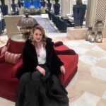 Melisa Doğu Instagram – Canım geceme beni hazırlayan canım @cihan.nacar nasıl mutluyum, uçuş uçuş eteğim, prensesler gibi hissediyorum 🙏🏻🍀♥️ @sabitakkaya ekibi bir dönem kadını olma isteğimi hemencicik hayata geçirdiniz🥰 make up adaşım sevgili @melisacankeles ♥️😘