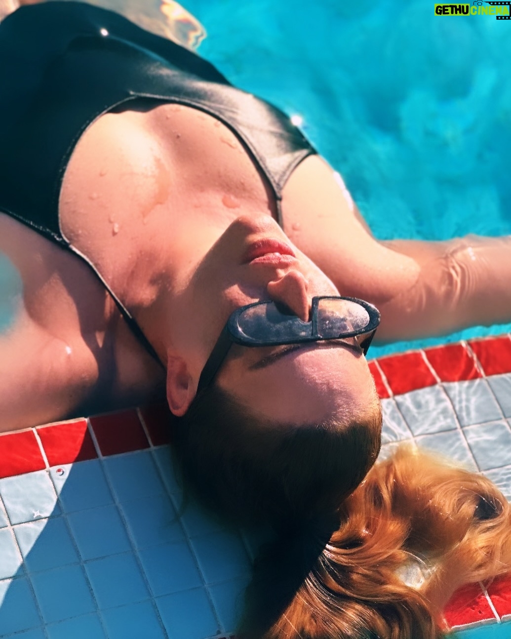 Melisa Doğu Instagram - S W I M 🕶️🩱🏊♀️ S U M M E R ☀️🥂💋 / 📸 @cerennozmen