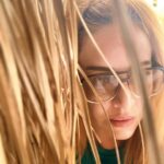 Melisa Doğu Instagram – Derler ya kafanı alıp gitsen ne yazar, içindekiler seninle beraber geldikten sonra diye, siz o diyenlere aldırmayın. Bazen uzaklaşmak herşeyden, sesten, stresten, şehirden, sakinlemek, oksijen almak bolca, bolca yeşil, mavi, pembe çekmek içine, görmek dışarıdan kendini, o kadar iyi geliyor ki insana… park olur, bahçe olur, uzun yürüyüşler olur.. olsun, hepinize dilerim 🍀💙🌾