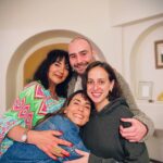 Melisa Sözen Instagram - Benim canım kardeşim. Aramızda sadece 3 yaş var ama ona bakınca gördüğüm yüz benim için hala küçücük. İlk oyun arkadaşım, ilk kıskandığım insan, hatırlamıyorum ama muhtemelen ilk kızdığım, ilk kez dünyaya karşı korumak istediğim kişi… Daha pek çok ‘ilk ve iyi ki’ lerle dolu bir liste bu. Benim canım kardeşim, iyi ki doğdun! Seni çok seviyorum. 🤘🏼💚🍀✨