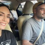 Melisa Sözen Instagram - Benim canım kardeşim. Aramızda sadece 3 yaş var ama ona bakınca gördüğüm yüz benim için hala küçücük. İlk oyun arkadaşım, ilk kıskandığım insan, hatırlamıyorum ama muhtemelen ilk kızdığım, ilk kez dünyaya karşı korumak istediğim kişi… Daha pek çok ‘ilk ve iyi ki’ lerle dolu bir liste bu. Benim canım kardeşim, iyi ki doğdun! Seni çok seviyorum. 🤘🏼💚🍀✨