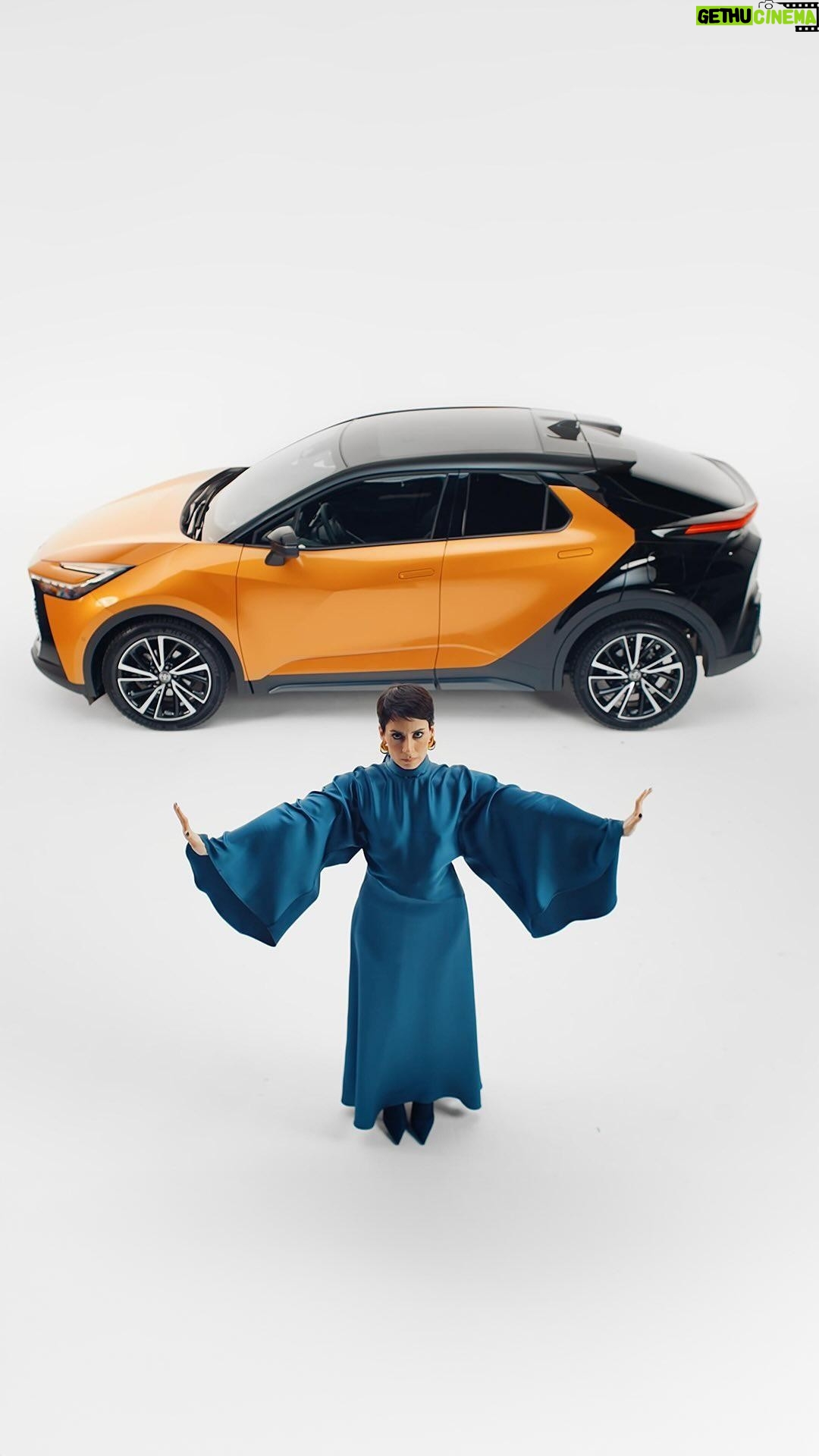 Melisa Sözen Instagram - “A bold journey” begins with @melisa.sozen @toyota_turkiye #duruşundacesaretvar #toyota #ToyotaCHRHybrid #işbirliği