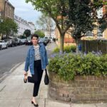 Melisa Sözen Instagram - Bu ağaçla çeker misin beni! Dur ayakkabım çıktı… Şimdi mi çektin? Bir de bu ağaçla çekelim, bu son söz. Ama dümdüz durmuşum bunda… Tamam tamam boşver. 🫠🌳🖼️