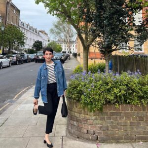 Melisa Sözen Instagram - Bu ağaçla çeker misin beni!
Dur ayakkabım çıktı…
Şimdi mi çektin?
Bir de bu ağaçla çekelim, bu son söz. 
Ama dümdüz durmuşum bunda…
Tamam tamam boşver. 🫠🌳🖼️