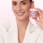Melisa Sözen Instagram – Gelecekteki kolajen ile tanışmaya hazır mısınız? Vegan & Sürdürülebilir 🍇

Yıllardır çok severek kullandığım Caudalie, yeni Resveratrol-Lift serisi ile bitkisel bir devrim açıyor. Vegan Kolajen 1 içeren formülü sayesinde sadece 3 haftanın sonunda cildim gözle görülür biçimde daha sıkı, dolgun ve canlı bir görünüm kazandı. İçinde olmaktan çok heyecan duyduğum bu yolculuğa ve yeni #RVLift serisine kalbimi bırakıyorum. 💓 

#FutureIsInNature #Caudalie #işbirliği