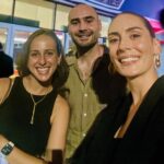 Melisa Sözen Instagram - Benim canım kardeşim. Aramızda sadece 3 yaş var ama ona bakınca gördüğüm yüz benim için hala küçücük. İlk oyun arkadaşım, ilk kıskandığım insan, hatırlamıyorum ama muhtemelen ilk kızdığım, ilk kez dünyaya karşı korumak istediğim kişi… Daha pek çok ‘ilk ve iyi ki’ lerle dolu bir liste bu. Benim canım kardeşim, iyi ki doğdun! Seni çok seviyorum. 🤘🏼💚🍀✨