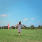 Melise Instagram - Does this parasol make me look carefree? 🕊️🌾🪭