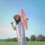 Melise Instagram - Does this parasol make me look carefree? 🕊️🌾🪭