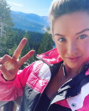 Melissa Bolona Instagram - 2021 is looking good ⛷ woooosh woooosh
