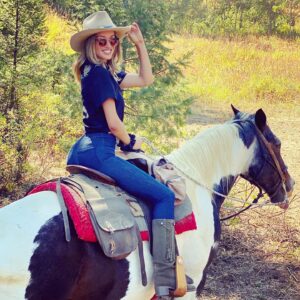 Melissa Bolona Instagram - Yeeeeehaw! Happy Labor Day- time to giddy up 🐴😏🏆