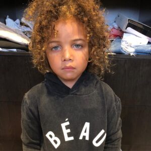 Melissa Tkautz Instagram - Everyone’s posting inspirational quotes and aspirational photos ... this is my version 💁🏼‍♀️ My kids are my inspiration, every single day. I live for the everyday funny, silly moments. Today was Cuba and I trying on his new @beau_hudson goodies ahead of our trip to #Thailand ... we did a mini photo shoot in my messy dressing room haha 🤟
Sorry for the mummy spam but sometimes you’ve got to gush ... love time with these beauties ❤️😍