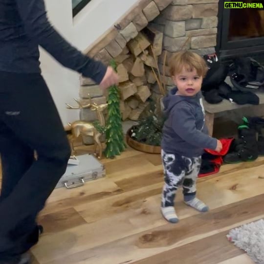 Melissa Claire Egan Instagram - Mammoth! Thanks for the fun and the memories. Best friends, baby’s first snow, beauty, blizzards, (couple meltdowns), onesie parties, dance parties, and ❄️❄️❄️❄️❄️💙