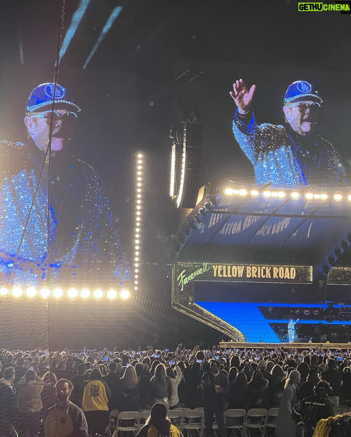 Melissa Claire Egan Instagram - What a legend! So much fun seeing @eltonjohn at Dodger Stadium, on his Farewell Yellow Brick Road final tour. He sounds incredible! At 75 years old. Although he didn’t sing it last night, “The One” was our wedding song🥰 We ❤️ U Elton John!
