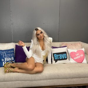 Melissa De Sousa Instagram - Have you seen episode one yet?!! Who’s watching?! #TheBestManFinalChapters OUT NOW on @peacocktv Thank you to everyone who helped create Shelby’s looks 💗
💄 @ashuntasheriff 
@shenellemayssmith 
💇🏽‍♀️ @shelliebhair 
👗 @daniellehollowell 
@pamelawatsonstylist @rogeramckenzie