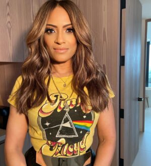Melissa De Sousa Instagram - 😊Always smiling and laughing thanks to these two!
💇🏽‍♀️ @kiyahwright1
👨🏼‍🎨 @tayriverabeauty