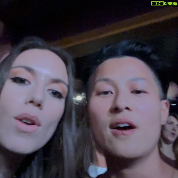 Melissa King Instagram - @thebeachesband’s biggest fan boi 🙋🏻🖤 All girl band 🎸☑️ Talented & hot 🔥☑️ Part queer 🙌🏽☑️ Amazing live ⚡️☑️ Good company 🫶☑️ Thanks for the fun night and for letting me feed you midnight snacks 😂🥑🍞