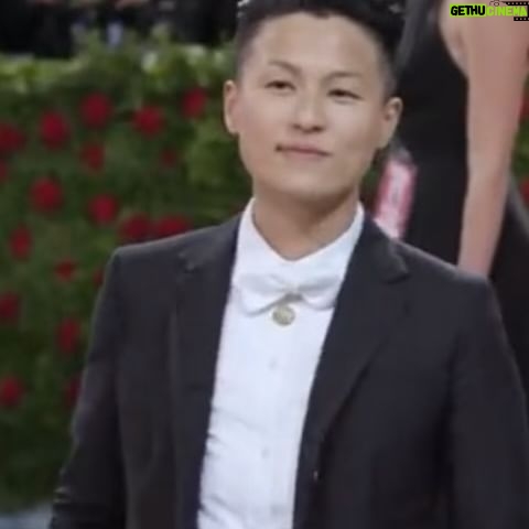 Melissa King Instagram - Happy Met Monday. 2022 throwback to a memorable night! designer / @thombrowne stylist / @adamballheim hair / @danawillcutyou custom Chinese empress nail guards / @chrishabana stacking diamond rings / @denakemp finger cuff / @lilianshalom earrings / @emigrannis pendant & earrings / @jenmeyerjewelry photography / @ashleybatz