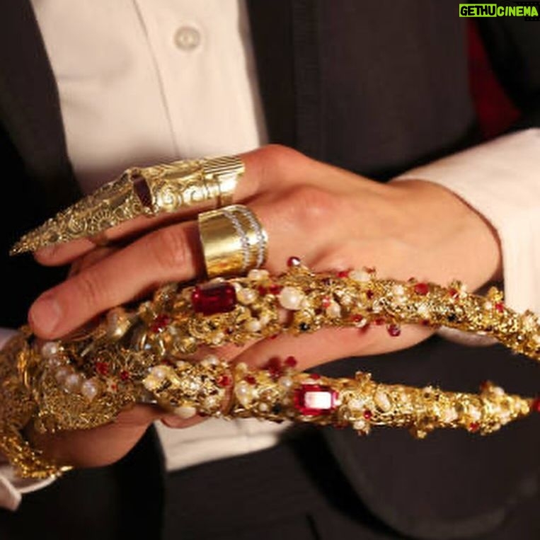 Melissa King Instagram - Happy Met Monday. 2022 throwback to a memorable night! designer / @thombrowne stylist / @adamballheim hair / @danawillcutyou custom Chinese empress nail guards / @chrishabana stacking diamond rings / @denakemp finger cuff / @lilianshalom earrings / @emigrannis pendant & earrings / @jenmeyerjewelry photography / @ashleybatz