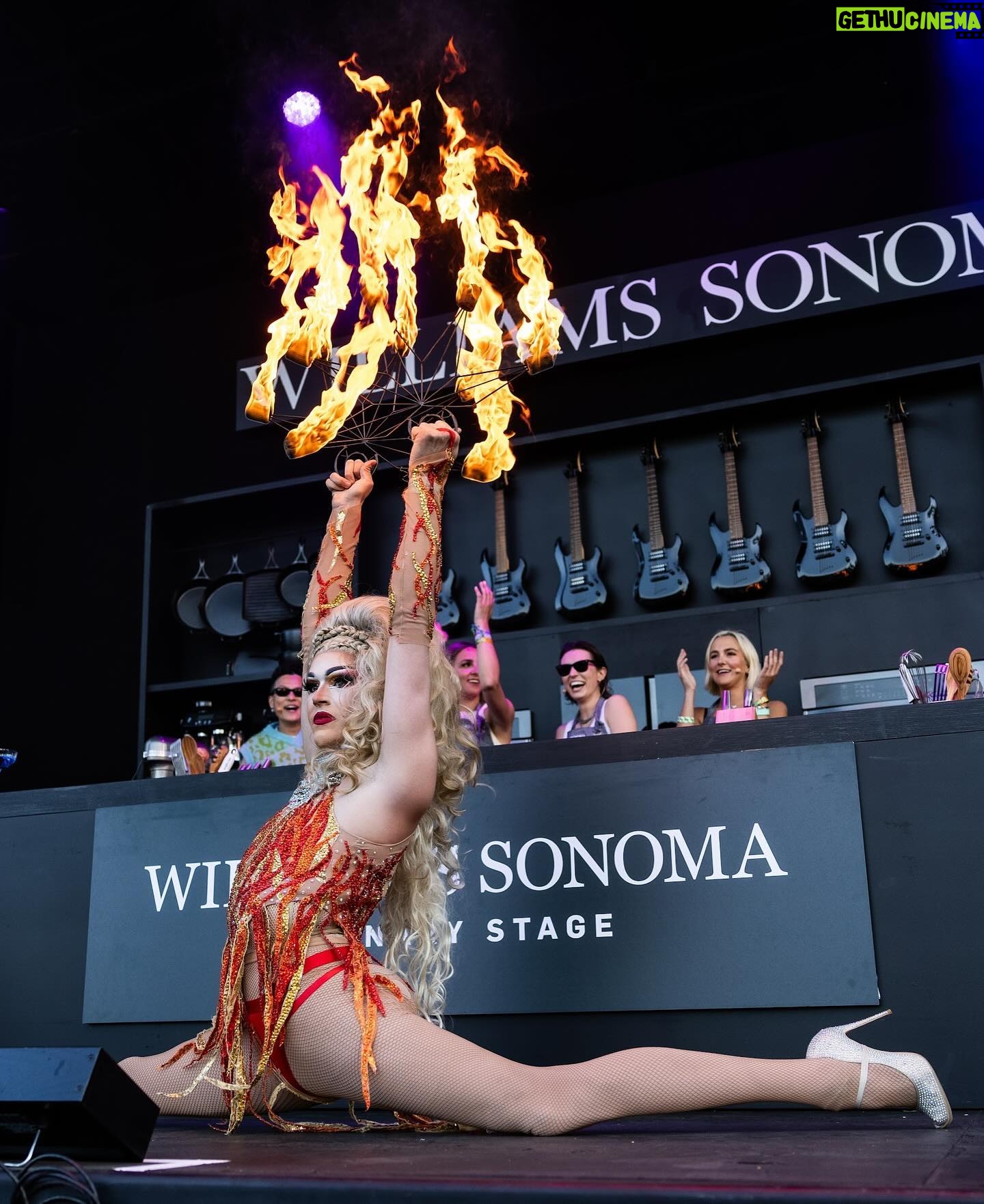 Melissa King Instagram - When I trust my friends to turn up my flambéed Peking duck demo a few notches! 🔥❄️ Full unapologetic queer rebellion at @bottlerocknapa with @thebeachesband 🤘🏽 Ice Queen @frankiefictitious ❄️👑 Fire Queen @starya_ 🔥👑