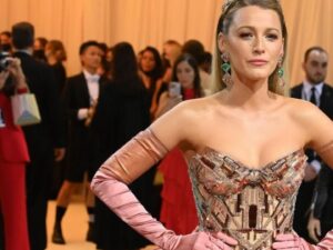 Melissa King Instagram - The time I was at the 2022 Met Gala. 🧐🔍🤣 I promise I smiled.

designer / @thombrowne
stylist / @adamballheim
hair / @danawillcutyou
custom Chinese empress nail guards / @chrishabana 
stacking diamond rings / @denakemp 
finger cuff / @lilianshalom 
earrings / @emigrannis
pendant & earrings / @jenmeyerjewelry