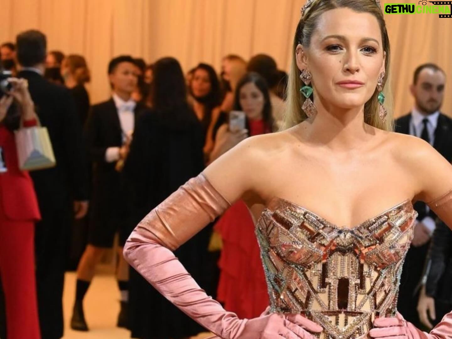 Melissa King - 9.5K Likes - The time I was at the 2022 Met Gala. 🧐🔍🤣 I promise I smiled.
designer / @thombrowne
stylist / @adamballheim
hair / @danawillcutyou
custom Chinese empress nail guards / @chrishabana
stacking diamond rings / @denakemp
finger cuff / @lilianshalom
earrings / @emigrannis
pendant & earrings / @jenmeyerjewelry