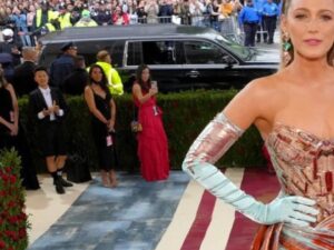 Melissa King Instagram - The time I was at the 2022 Met Gala. 🧐🔍🤣 I promise I smiled.

designer / @thombrowne
stylist / @adamballheim
hair / @danawillcutyou
custom Chinese empress nail guards / @chrishabana 
stacking diamond rings / @denakemp 
finger cuff / @lilianshalom 
earrings / @emigrannis
pendant & earrings / @jenmeyerjewelry