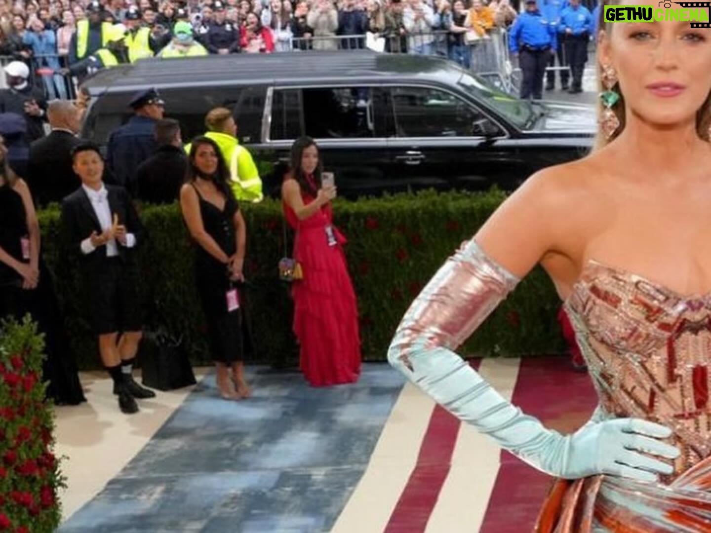 Melissa King - 9.5K Likes - The time I was at the 2022 Met Gala. 🧐🔍🤣 I promise I smiled.
designer / @thombrowne
stylist / @adamballheim
hair / @danawillcutyou
custom Chinese empress nail guards / @chrishabana
stacking diamond rings / @denakemp
finger cuff / @lilianshalom
earrings / @emigrannis
pendant & earrings / @jenmeyerjewelry