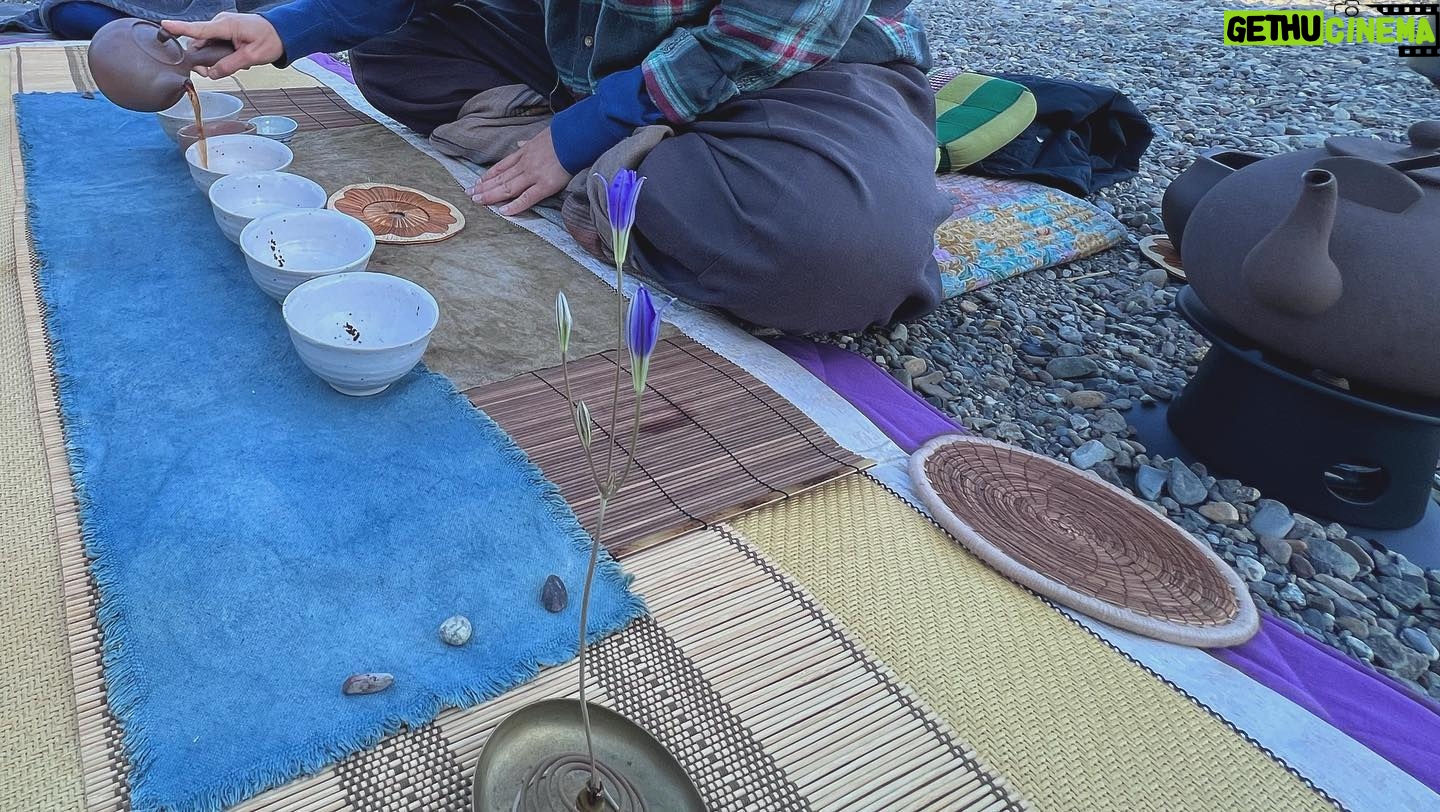 Melissa O'Neil Instagram - Before a day off, a group of us brought our sleeping gear down to the river for the night. It almost didn’t happen. But it did! In the dark, we schlepped a wagon full of water and tea schtuff down a very steep hill. @mugen___________ brought incense to share with everyone and then we all laid there, staring up at the stars, trying to recall what @lindsey12wei had shared the night before, seeing what else there was to witness… ♾️🤙🏼. Eventually we fell asleep, burrowing deeep into our sleeping bags. It got chilly at night. In the morning this beautiful mist lingered over the river - all of our gear was damp. As quietly as I could, a little tea space started to come together as everyone slowly woke up. We had some casual tea until the sun was blazing. There was a curious bluejay bouncing around as everyone stayed bundled up with their layers and their tea. That was an awesome night and morning. I’m so glad it happened. And that Felix and SK got some snaps of it. 🥰 I absolutely treasure @cedarbloomfarm- filled with spaces both adorned and left bare to discover and create magic in. Thank you @daughterofthesun_ for hosting us. 🥹