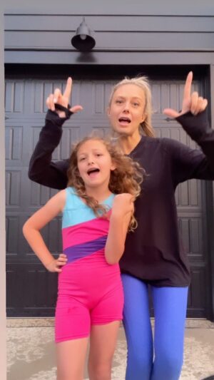 Melissa Ordway Instagram - When your 7 year old asks to do a video with her… love my little Liv Lou ❤️

#23