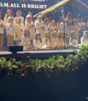 Melissa Ordway Instagram - Merry Christmas from our family to yours! May you feel joy and magic of the season! ✨❤️ 

#silentnight #christmas #jesus #birthday #joy 

Swipe to see the girls singing in the Christmas choir 🥲