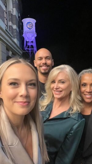 Melissa Ordway Instagram - Come along with me for an epic day with my @youngandrestlesscbs family! Filming, shopping for the @naacp toy drive and then a screening of @eileendavidsonofficial new Christmas movie @wbpictures (which was such a wonderful movie and she did a fantastic job) ✨ and a little pit stop on the lot at the @#friends fountain!!!
❤️#bts #premier #movie #filming