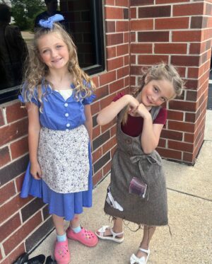 Melissa Ordway Instagram - My two little stars ⭐️ So proud of my girls! They did amazing in their first musical theatre production- ‘Annie’. They were confident, adorable, sang their hearts out and blew me away! 

And the best part was how much fun they had and how they wanted to go back on stage and perform again! #annie #musicaltheatre