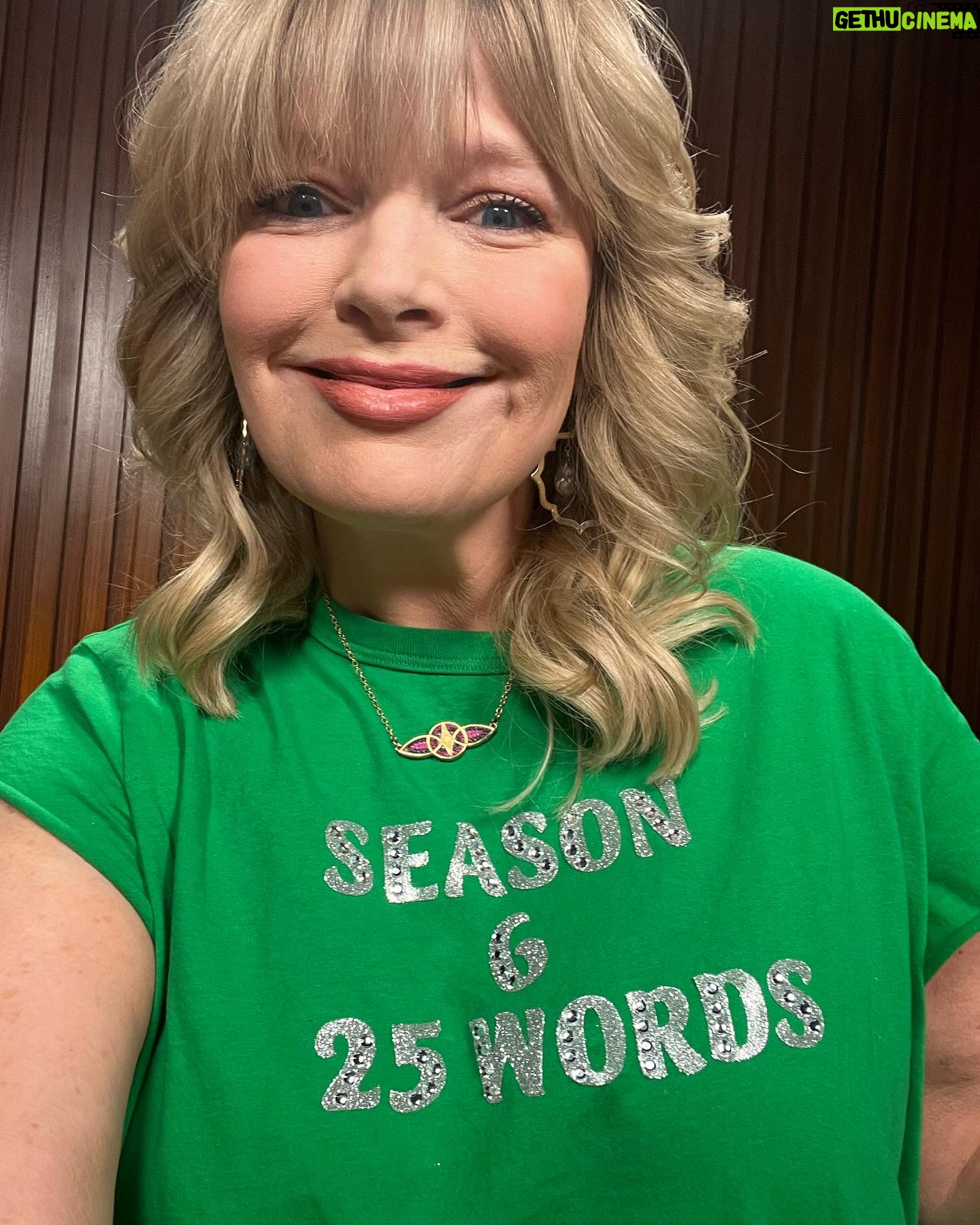 Melissa Peterman Instagram - Back at it!! Shooting Season 6 of @25wordsorlesstv ! Had a blast playing with @headkrack and hanging with the spectacular @meredithvieira ❤️ #playmoregames #25wordsorlesstv