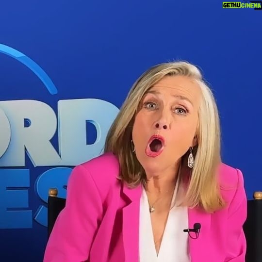 Melissa Peterman Instagram - Ever wonder if Meredith Vieira sees your comments? ๐ค Wonder no more! Meredith & Melissa Peterman are diving into your VERY honest comments right here! ๐ฎโ โ Stay tuned as Meredith Vieira proves that multiple queens can co-exist! ๐โจโ โ Watch the full video on YouTube ๐ LINK IN BIO!โ โ #25WordsOrLess #gameshow #wordgames