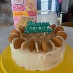 Melissa Peterman Instagram - When you make a cake for a Queen, you use a cake from a Queen! Happy Birthday Reba! Thank you Dolly for the banana pudding cake! @reba @dollyparton #happybirthday #reba #dollyparton #bananapuddingcake ❤️