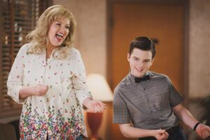 Melissa Peterman Instagram - Friendly reminder to dance more. AND there's a new Young Sheldon tonight! 8/7 on CBS! @youngsheldoncbs @cbstv @iain #youngsheldon #ilovethispicture #funwithiainbetweentakes ❤️