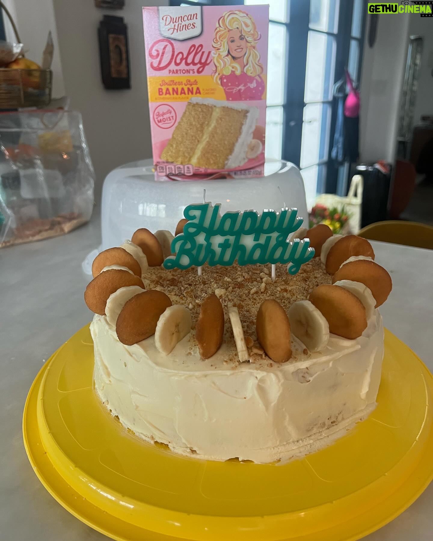 Melissa Peterman Instagram - When you make a cake for a Queen, you use a cake from a Queen! Happy Birthday Reba! Thank you Dolly for the banana pudding cake! @reba @dollyparton #happybirthday #reba #dollyparton #bananapuddingcake ❤️