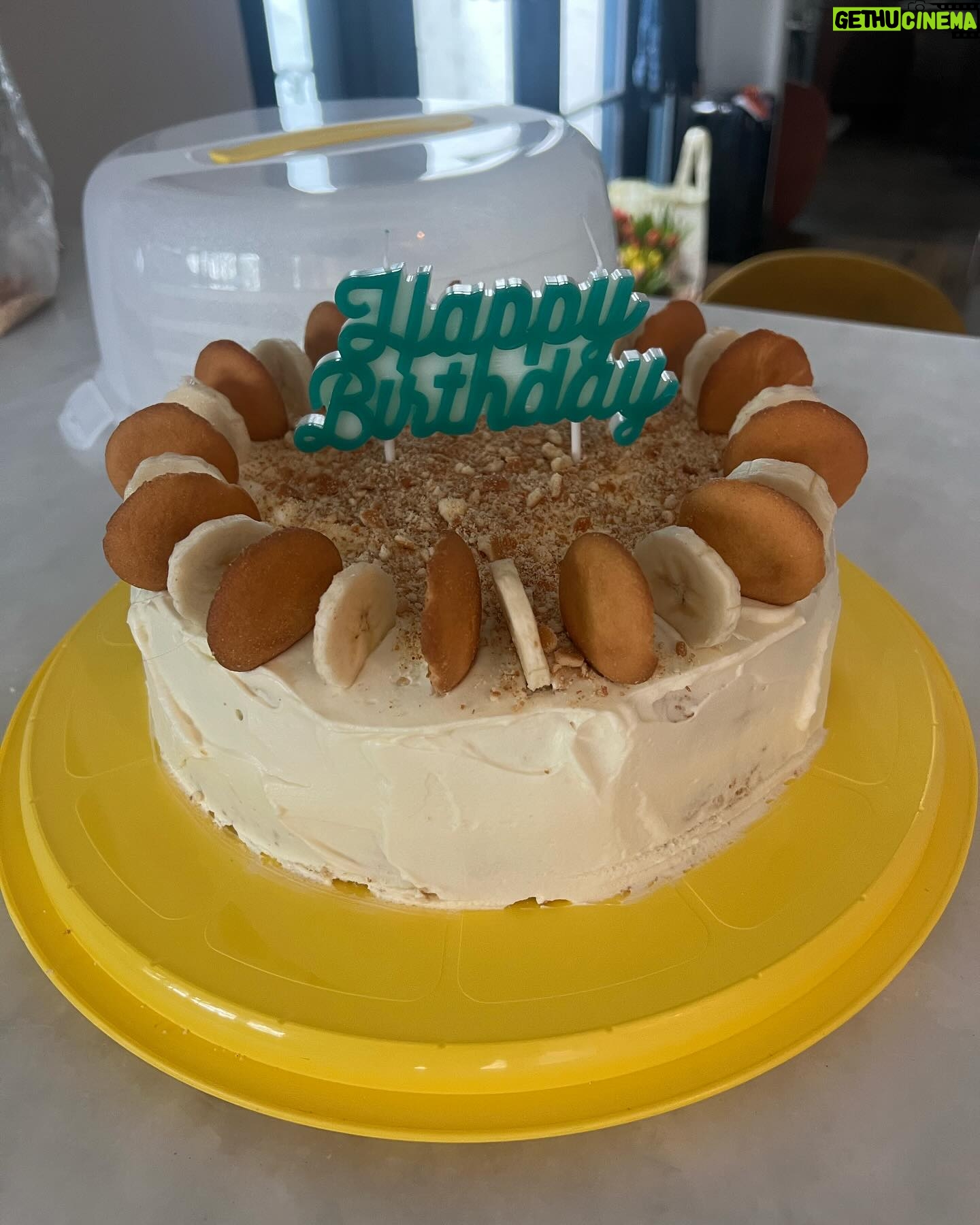 Melissa Peterman Instagram - When you make a cake for a Queen, you use a cake from a Queen! Happy Birthday Reba! Thank you Dolly for the banana pudding cake! @reba @dollyparton #happybirthday #reba #dollyparton #bananapuddingcake ❤️