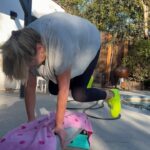 Melissa Peterman Instagram - I know it's not an Ironman, but I felt like The Rock for 10 seconds. Yes, I hit my shin 30 seconds later, BUT I hit my shin MOVING my body. Thank you @daniellegrayfit for getting me stronger. #thatbenchfelt5feethigh #gettingstronger #trainer 💪