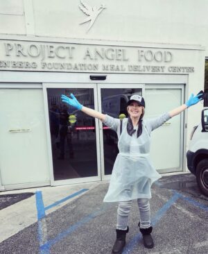 Melody Thomas Scott Instagram - To my beloved colleagues and friends who joined me yesterday by volunteering to commemorate my 45 years at @youngandrestlesscbs, my many thanks! I love you dearly!

To @projectangelfood for providing us the opportunity to give back to our great community. Thank you, @richardayoub, for your leadership. 

And to my fans - It’s been 45 years on this extraordinary journey, and I am grateful you continue to come along with me! Keep watching! ❤️

@ericbraedengudegast @lauralee_bell @traceybregman1 @therealstafford @colleenzenk @mattykane1 @claudb4177 
#FoodIsLove #LeadWithLove #ProjectAngelFood