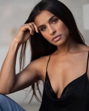 Melody Thornton Instagram - I was fresh off of Covid. Shooting a secret show and headshots🥳 It’s all about confidence baby 😜 (I haven’t had Covid this year and am recovered from my cold 🤗) love y’all 💕