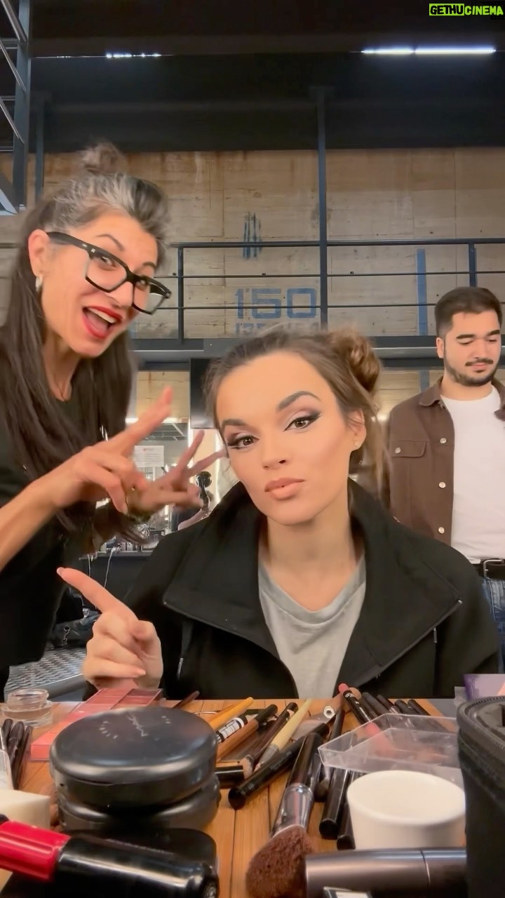 Melody Ruiz Instagram - Esta noche inauguramos programa y tengo que hacer mención al pedazo de equipo que hay detrás para hacer posible cada gala… Desde Peluqueria, maquillaje, estilismo, técnicos de luces, sonido, producción, dirección y muchísimos más que me dejo. @gestmusic 22:50 en Telecinco “La Mejor Generación”