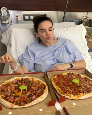 Melody Ruiz Instagram - Postparto; Deseos de comer Pizza… 😂❤️🍕
#Feliznoche