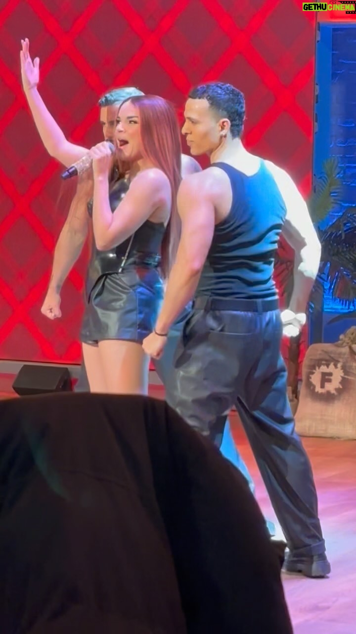 Melody Ruiz Instagram - Feliz noche familia! Os dejo este vídeo de la actuación de esta tarde en el programa @fiestatelecinco Me fascina poder cantar en directo para ustedes! Os quiero!!! ❤️