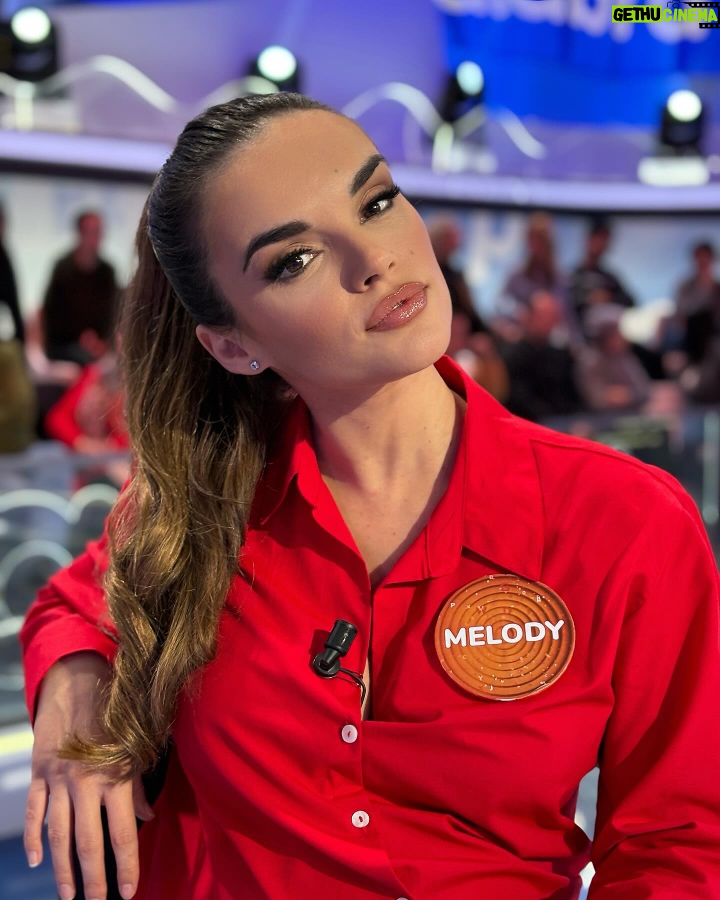 Melody Ruiz Instagram - Buen día familia! Esta tarde y el Lunes nos vemos nuevamente en @pasapalabra @antena3com . Próximamente estará disponible #ElMundo en todas las plataformas digitales. Ya queda menos para mi próximo single #Bandido 🔥☄️✨